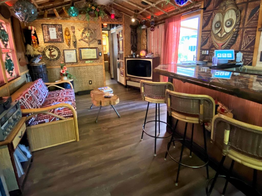 Living Room and Bar of The Mananui Airbnb in Kissimmee