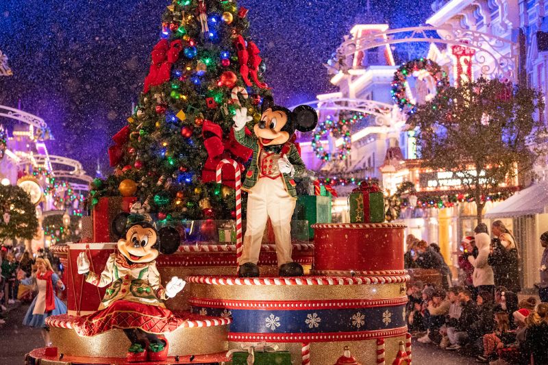 Expert Tips for Date Night at Mickey's Very Merry Christmas Party