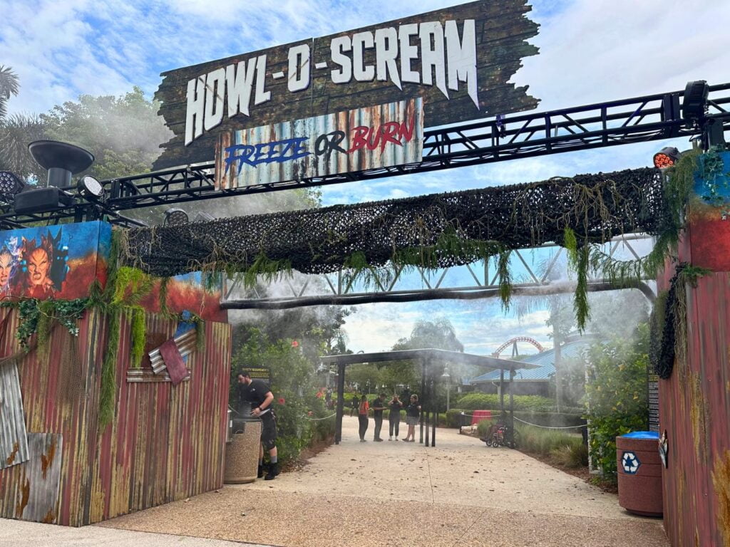 Howl-O-Scream 2023 SeaWorld Entrance and Fog 