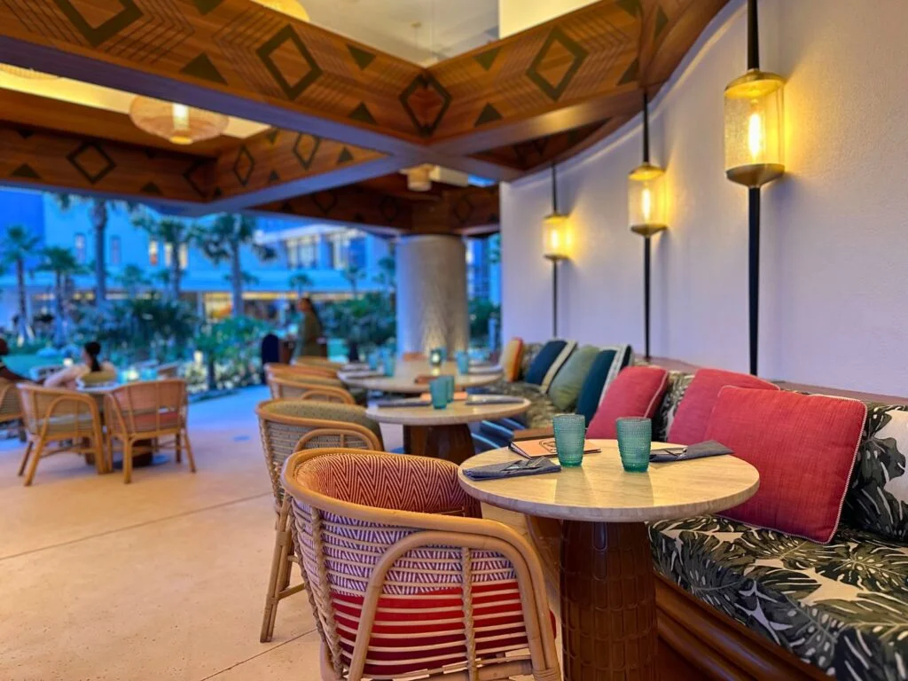 Tropical bar and dining room Papaya Club Conrad Orlando