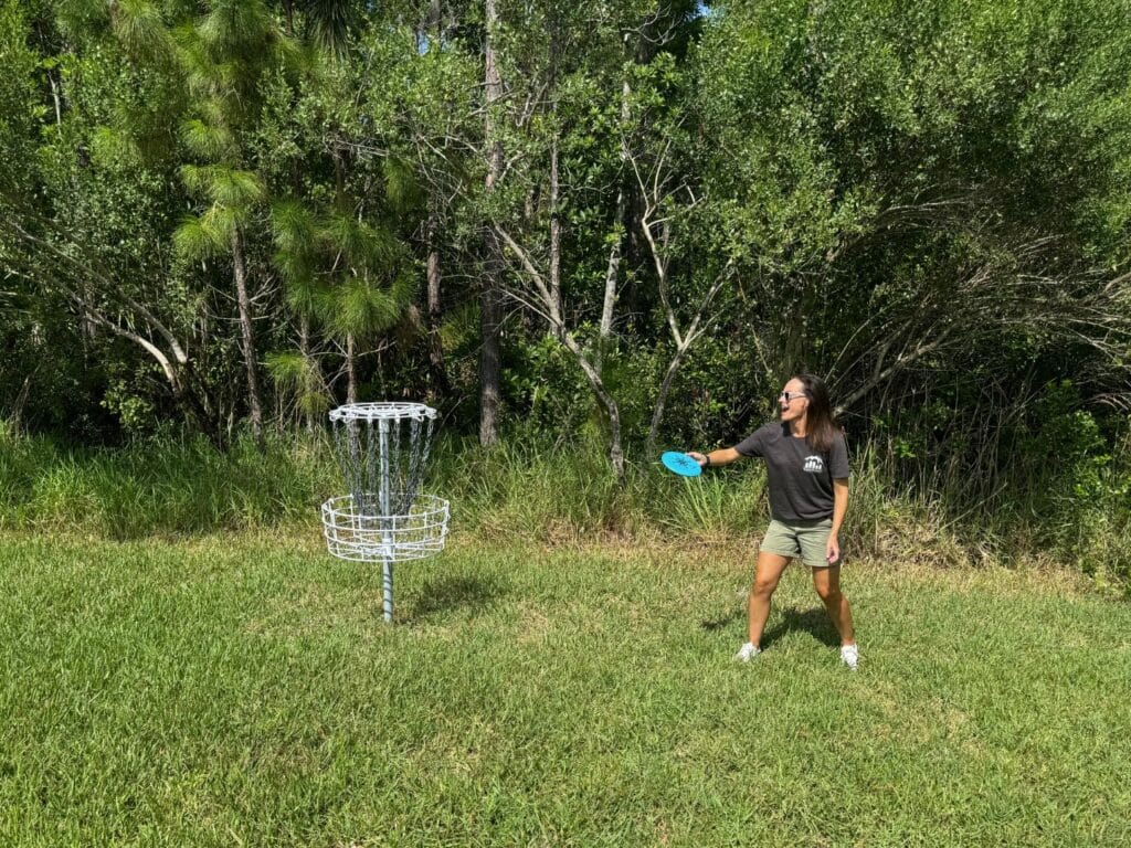 woman playing disc gold