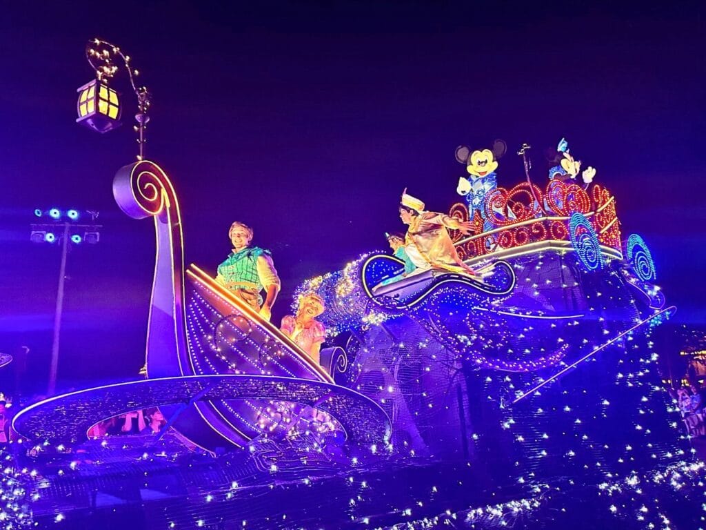 Rapunzel Aladdin Mickey and Minnie Finale Float Disney Starlight - image by Dani Meyering