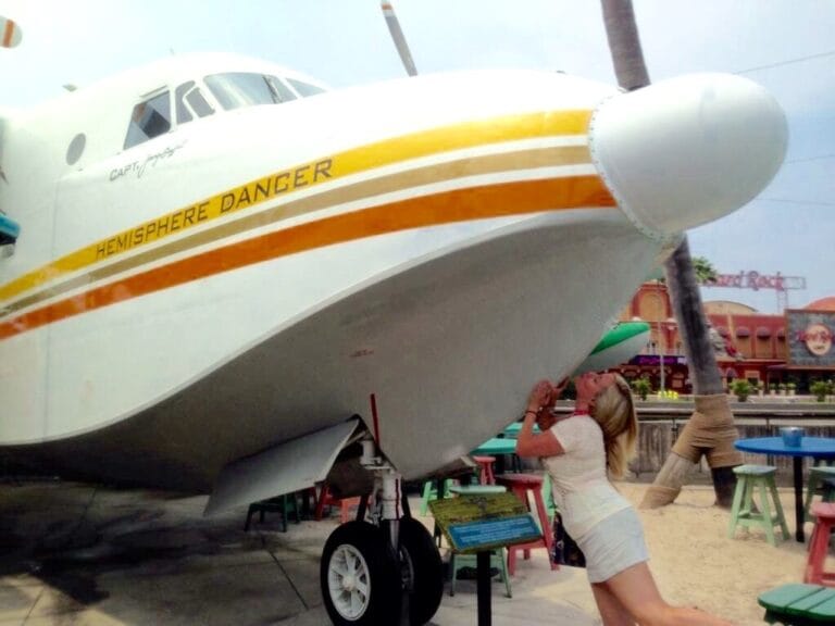 female jimmy buffett fan kisses the Hemisphere Dancer at Orlando Margaritaville - image from Dani Meyering