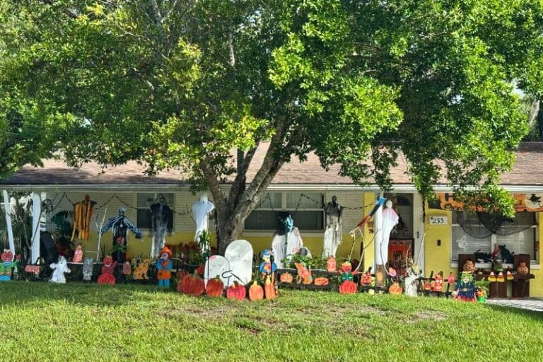 233 Thomas Drive Casselberry Halloween Decorations - image by Dani Meyering