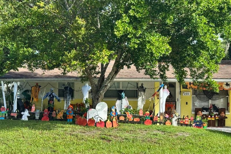 233 Thomas Drive Casselberry Halloween Decorations - image by Dani Meyering