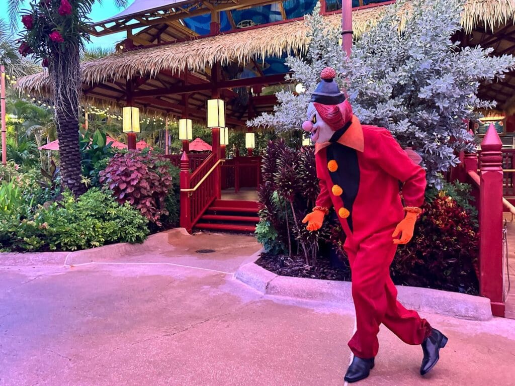 Ghost Clown Character at Volcano Bay Nights - image by Dani Meyering 2