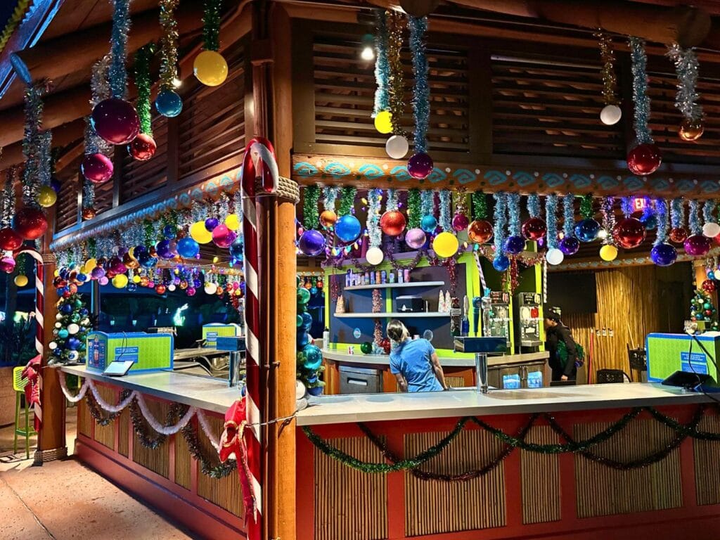 Trader Turi’s Tinsel Bar at ILLUMINATE Aquatica Orlando - image by Dani Meyering