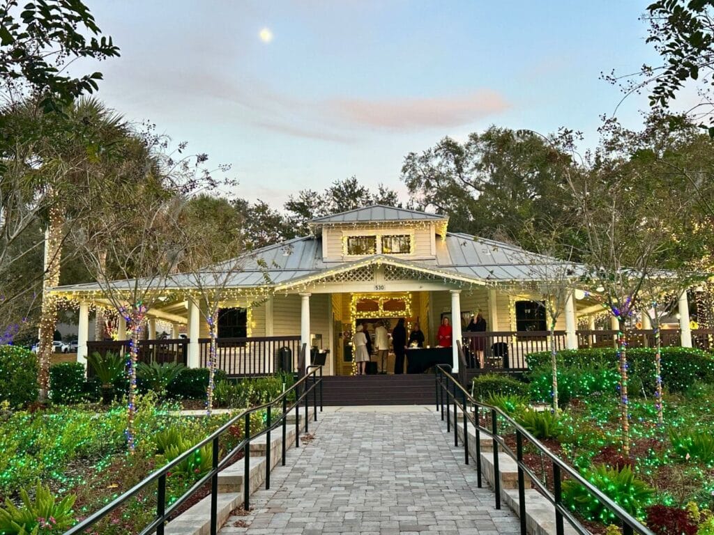 Donnelly Park building Christmas Lights Mount Dora - image by Dani Meyering