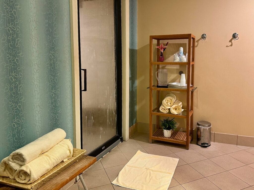 Women's Locker Room Spa 950 Embassy Suites Deerfield Beach - image by Dani Meyering