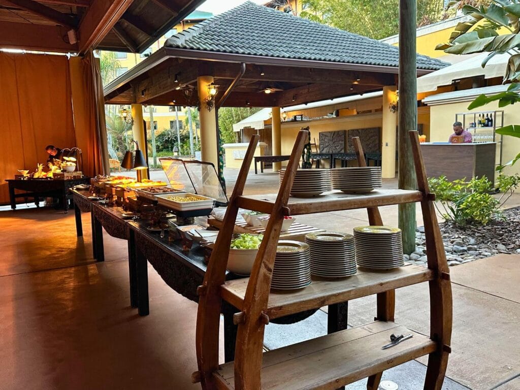 buffet and bar at Wantilan Luau Loews Royal Pacific - image by Dani Meyering