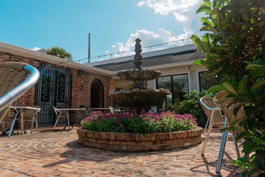 Outside seating at Rocco's Italian Grille